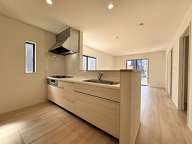 【ダイニングキッチン】会話でホッとコミュニケーションできるリビング。料理でホッとハピネスになるキッチンなど。人をホッとさせる最新設備・仕様を採用しています。