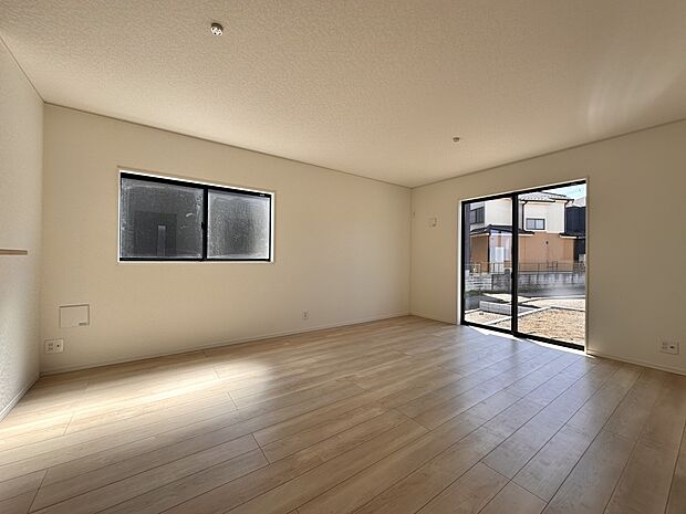 【ダイニング】忙しい朝でも家族揃って食事をしたいゆとりあるダイニングスペース。