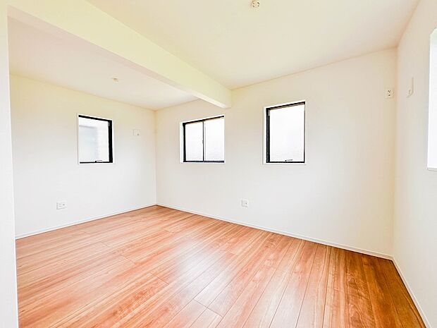 【子供部屋5.1帖】お子様のお部屋にぴったりなクロークを備えたフローリング仕様の洋室です。