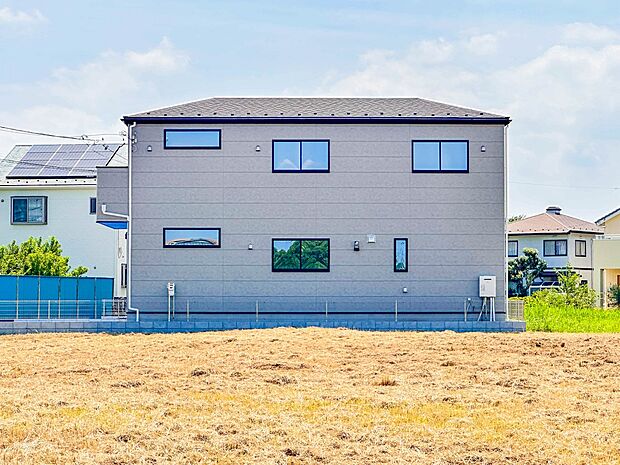 【外観】家族の温かさと陽光の暖かさ、楽しい毎日と明るい未来を予感させる「空間が織り成すひとつ先の住み心地」を演出します。