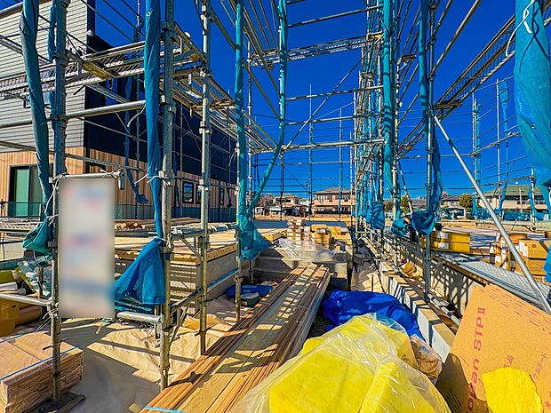 【玄関】家の顔となる玄関は、高いデザイン性が求められます。高級感と断熱性、防犯性に優れた玄関ドアを標準装備。ピッキング対策のセキュリティサムターン等、防犯に考慮しました。