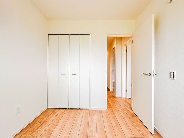 【子供部屋5帖】お子様のお部屋にぴったりなクロークを備えたフローリング仕様の洋室です。