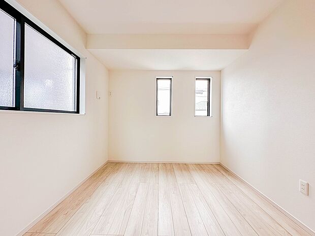 【子供部屋】お子様のお部屋にぴったりなクロークを備えたフローリング仕様の洋室です。