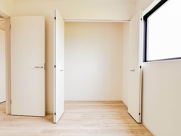 【収納】各部屋を最大限に広く使って頂ける様、全居住スペースに収納付。プライベートルームはゆったりと快適に。