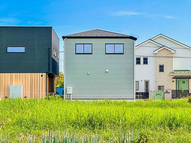 【外観】堂々たる趣ながら、主張し過ぎずどこか余裕を感じさせるシャープなフォルムで佇む邸宅は、晴天の空と照らし合わせる事で、本来あるべき完成形の姿を見せてくれます。