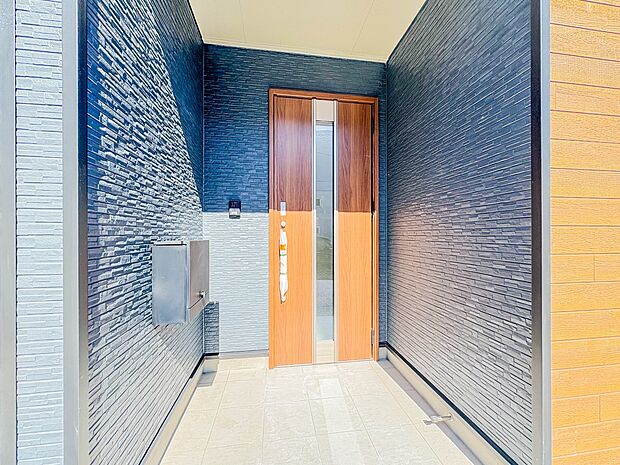 【玄関】玄関はおうちの顔と言われます。玄関アプローチは、外観デザインの印象を左右します。