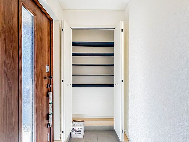 【シューズボックス(下駄箱)】 大型のシューズボックスには靴やブーツ、サンダルはもちろん、ハンカチや手袋、バック類などのお出かけ用品、印鑑や朱肉なども収納可能です。