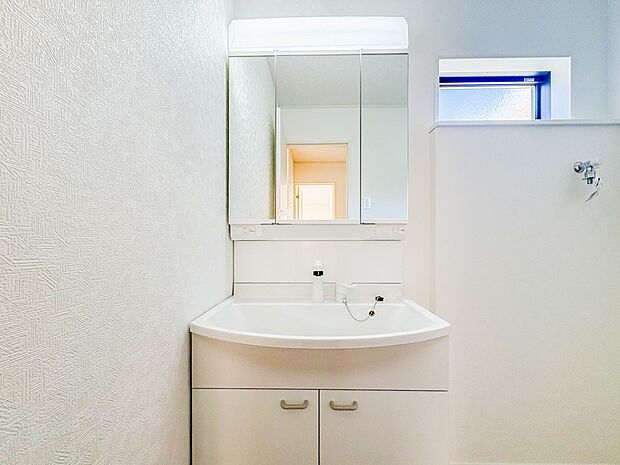 【洗面台】 十分な大きさの洗面台は、身だしなみチェックや歯磨きなど、朝の慌ただしい時間でもホテルライクなスペースで余裕とゆとりを感じて頂けます。