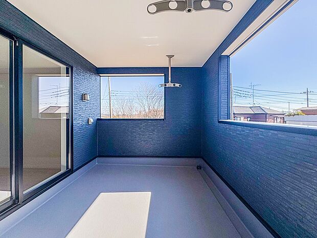 【バルコニー】澄み切った青空と、心地良い風を感じるワイドバルコニー。