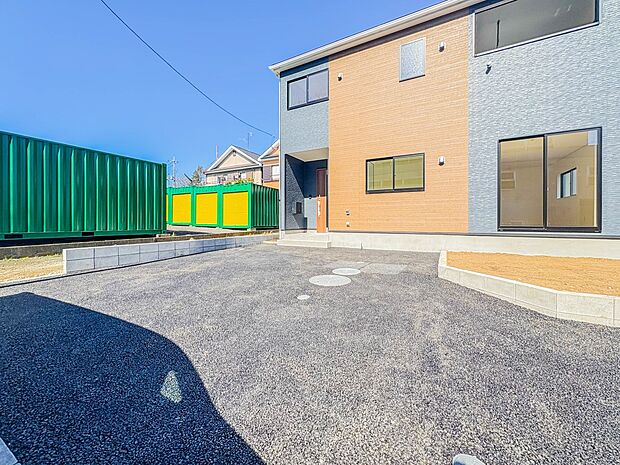 【駐車場】カースペース2台可。車が1台なら、来客用の駐車場や、駐輪スペースとしてご活用ください。