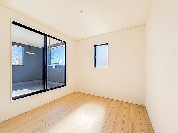 【洋室5帖】充実した生活は伸びやかな居室空間から始まります。快適に・伸びやかに。心の潤いを求める方々へ。