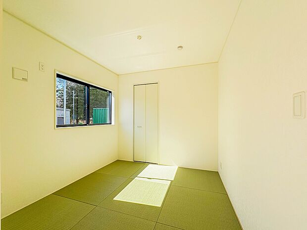 【和室4.5帖】畳には音を吸収する作用があるので、元気いっぱいのお子さんの遊び場所として、最適な空間となるでしょう。また、クッション性があるのでお子さんが転んでケガをするリスクを軽減してくれ…