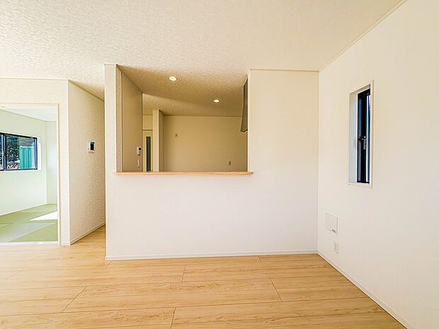 【Dining】ダイニングテーブルを置いても十分な広さが確保されています。