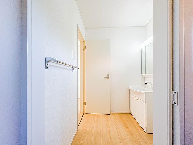 【脱衣所】洗面所は小さなプライベートスペース。歯磨き、洗顔と毎日施す個人空間。