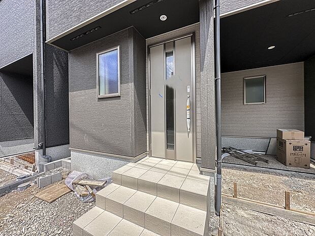 【玄関】玄関へのアプローチ。居住者の帰り、訪れる方を優しく迎える・安らぎに満ちた生活空間を予感させる。健やかな暮らしを楽しめそう。