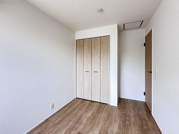 【子供部屋】お子様のお部屋にぴったりなクロークを備えたフローリング仕様の洋室です。