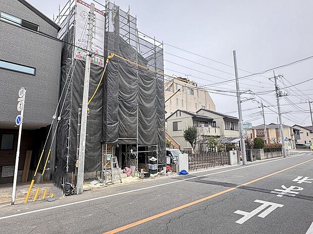 【玄関】玄関へのアプローチ。居住者の帰り、訪れる方を優しく迎える・安らぎに満ちた生活空間を予感させる。健やかな暮らしを楽しめそう。