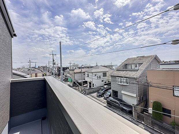 その街並みは、さまざまな家の姿が、歩く人々を楽しませている。そう街並みは街の美しい風景なのだ。その風景が目をやさしく和ませてくれている。