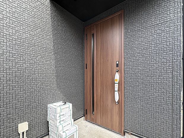 【玄関】玄関へのアプローチ。居住者の帰り、訪れる方を優しく迎える・安らぎに満ちた生活空間を予感させる。健やかな暮らしを楽しめそう。