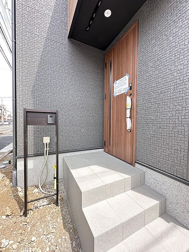 【玄関】玄関へのアプローチ。居住者の帰り、訪れる方を優しく迎える・安らぎに満ちた生活空間を予感させる。健やかな暮らしを楽しめそう。