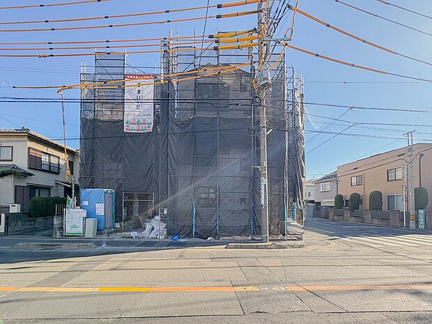 【玄関】玄関へのアプローチ。居住者の帰り、訪れる方を優しく迎える・安らぎに満ちた生活空間を予感させる。健やかな暮らしを楽しめそう。