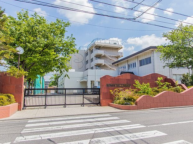 中学校 700m 内谷中学校(1000名以上の生徒が在籍しているマンモス校です。部活動でも文化系体育系ともに好成績を収めています。)