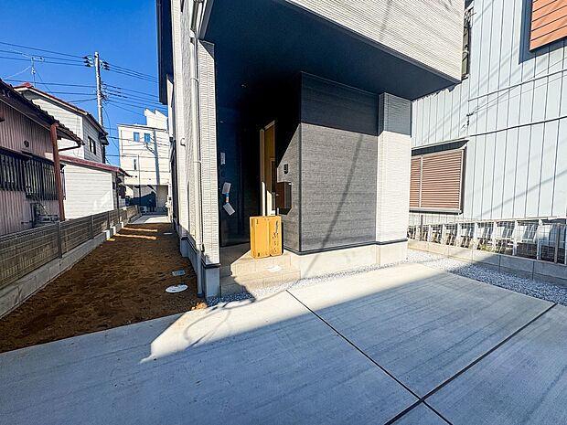 【玄関】家の顔となる玄関は、高いデザイン性が求められます。高級感と断熱性、防犯性に優れた玄関ドアを標準装備。ピッキング対策のセキュリティサムターン等、防犯に考慮しました。