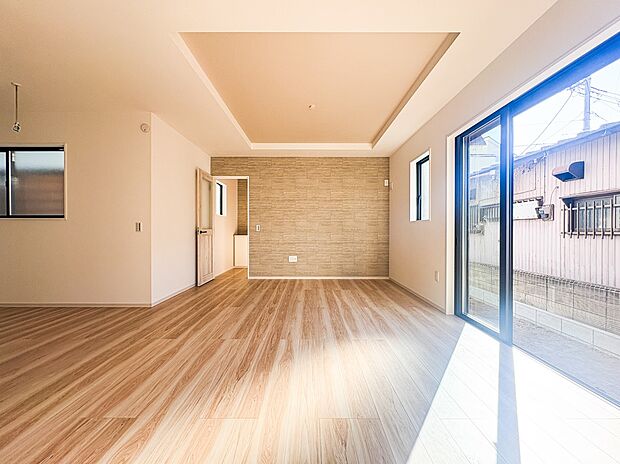 1号棟【LDK】うららかな陽射しがどのお部屋にも降り注ぎますように、快適さを追求した間取設計。得難い立地環境での生活を恵みの豊かな永住の地へと変えてくれます。