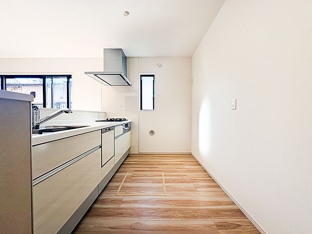 1号棟【キッチン】ナチュラルな自然光の中での調理。会話が弾む対面型キッチン。お洒落な食器類を余裕で収納できるスペース。動きやすい女性目線のキッチン動線。これからはお料理をつくる時間が劇的に変…