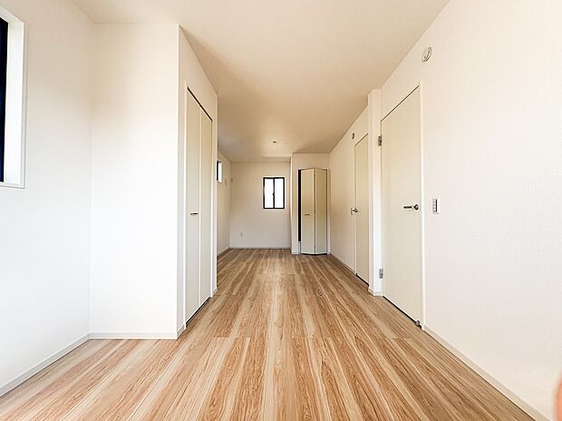 1号棟【洋室】充実した生活は伸びやかな居室空間から始まります。快適に・伸びやかに。心の潤いを求める方々へ。