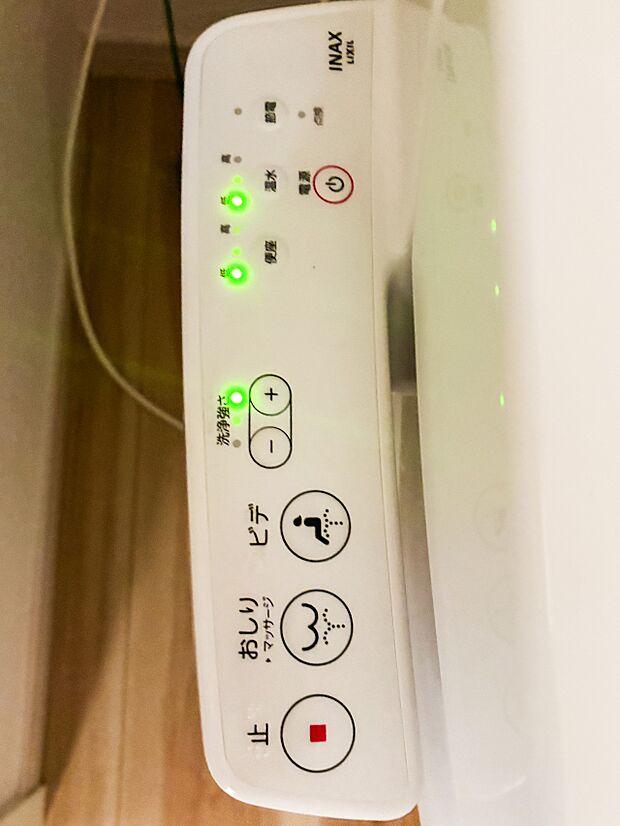 トイレ・ウォシュレット付。快適で衛生的な洗浄機能付温水シャワートイレです。