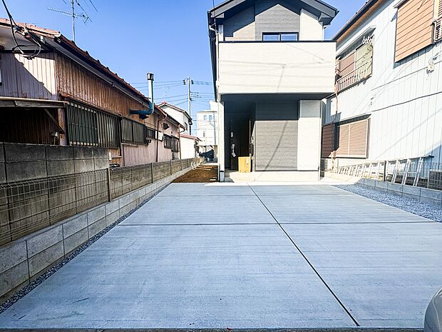 【駐車場】毎日の生活にマイカーが必須という方は、購入を検討する際、駐車場があることは大事な条件です。毎日の通勤や家族の送迎、買い物やお出かけなどクルマのある暮らしを満喫したい方は要チェック。…