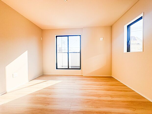 1号棟【洋室】柔らかな陽光とフローリングの色味が調和した快適な空間。