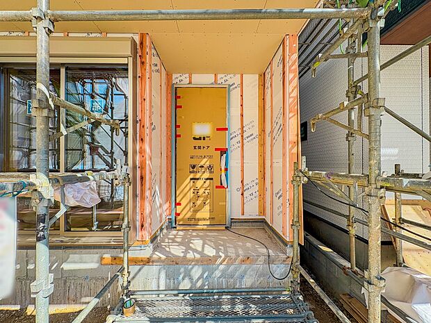 【玄関】家の顔となる玄関は、高いデザイン性が求められます。高級感と断熱性、防犯性に優れた玄関ドアを標準装備。ピッキング対策のセキュリティサムターン等、防犯に考慮しました。