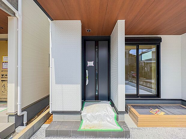 【玄関】家の顔となる玄関は、高いデザイン性が求められます。高級感と断熱性、防犯性に優れた玄関ドアを標準装備。ピッキング対策のセキュリティサムターン等、防犯に考慮しました。