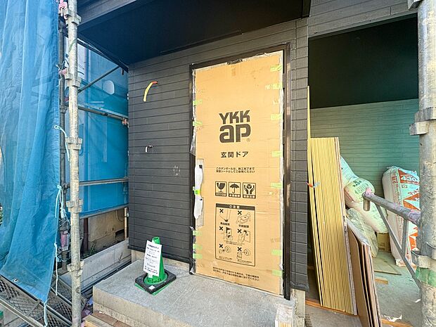 【玄関】家の顔となる玄関は、高いデザイン性が求められます。高級感と断熱性、防犯性に優れた玄関ドアを標準装備。ピッキング対策のセキュリティサムターン等、防犯に考慮しました。