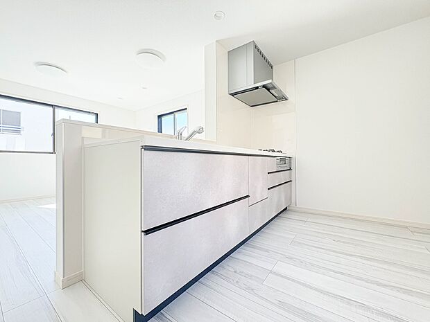 【LDK13.18帖】リビングにいるお子様と会話をしながら家事ができるカウンターキッチン