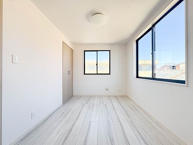 【居室5.15帖】お子様のお部屋にぴったりなクロークを備えたフローリング仕様の洋室です。