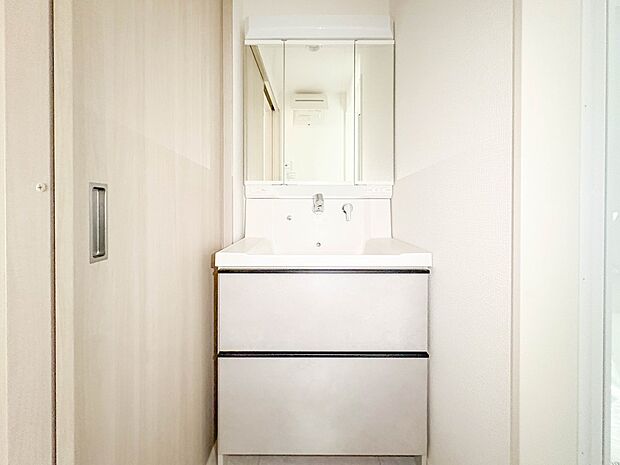 【洗面台】十分な大きさの洗面台は、身だしなみチェックや歯磨きなど、朝の慌ただしい時間でもホテルライクなスペースで余裕とゆとりを感じて頂けます。