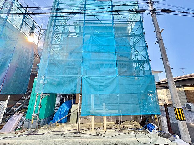 【玄関】家の顔となる玄関は、高いデザイン性が求められます。高級感と断熱性、防犯性に優れた玄関ドアを標準装備。ピッキング対策のセキュリティサムターン等、防犯に考慮しました。