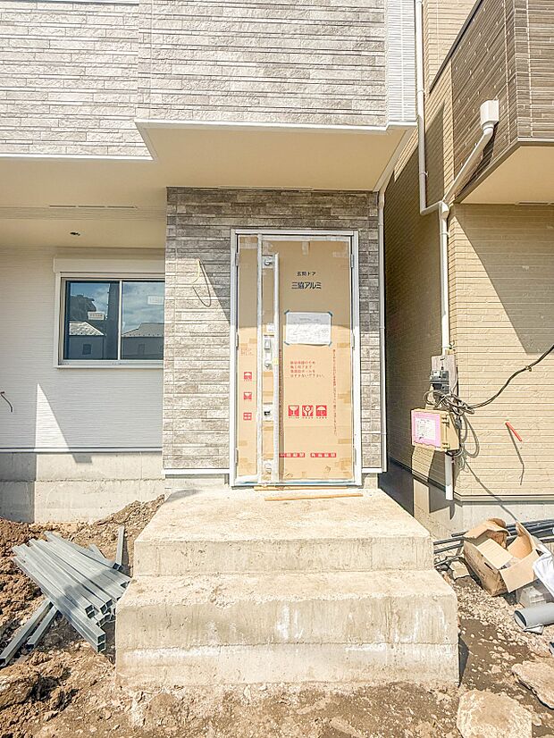 D号棟【玄関】玄関はおうちの顔と言われます。玄関アプローチは、外観デザインの印象を左右します。ご家族の個性を出しながら、素敵な玄関でお客様をお迎えしてください。