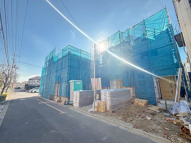 D号棟【前面道路】家の前をまっすぐの通りが走っている。クルマは少なく、人々は毎朝、ウォーキング、ジョギング、犬の散歩など、フリーな朝時間を過ごしている。