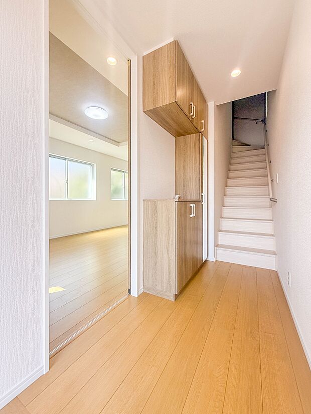 C号棟【玄関】大型のシューズボックスには靴やブーツ、サンダルはもちろん、ハンカチや手袋、バック類などのお出かけ用品、印鑑や朱肉なども収納可能です。