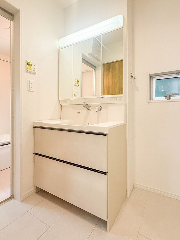 C号棟【洗面台】 十分な大きさの洗面台は、身だしなみチェックや歯磨きなど、朝の慌ただしい時間でもホテルライクなスペースで余裕とゆとりを感じて頂けます。