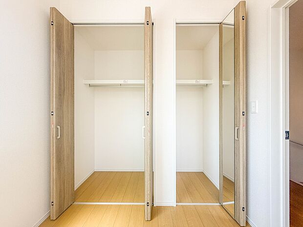 C号棟【収納】壁面クローゼットのメリットは、衣類が横一列に並ぶためひと目で洋服が選びやすいこと。衣類をたくさんお持ちの方も、限られたスペース内に無理なく収納することができます。