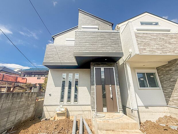 C号棟【外観】堂々たる趣ながら、主張し過ぎずどこか余裕を感じさせるシャープなフォルムで佇む邸宅は、晴天の空と照らし合わせる事で、本来あるべき完成形の姿を見せてくれます。