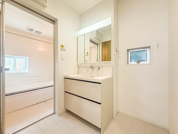 C号棟【脱衣所】洗面所は小さなプライベートスペース。歯磨き、洗顔と毎日施す個人空間。