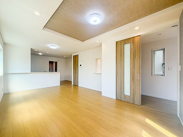 C号棟【LDK18.87帖】インテリアショップで見掛けた「あの家具」も置ける、ゆったりとした空間。時に広さが上質な寛ぎの時間になる事も。