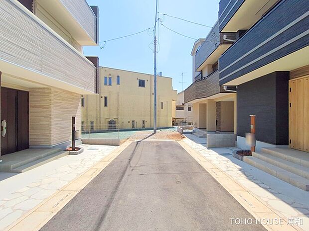 【前面道路-幅員約4m-】位置指定道路につき、小さいお子様にも安心の住環境です。