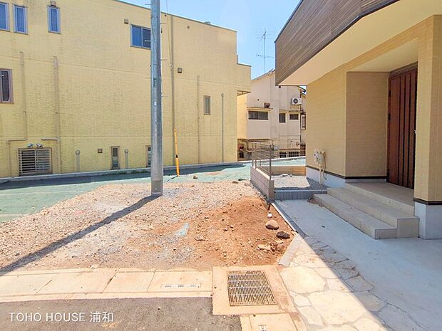 【駐車場-1号棟-】毎日の生活にマイカーが必須という方は、購入を検討する際、駐車場があることは大事な条件です。毎日の通勤や家族の送迎、買い物やお出かけなどクルマのある暮らしを満喫したい方は要…